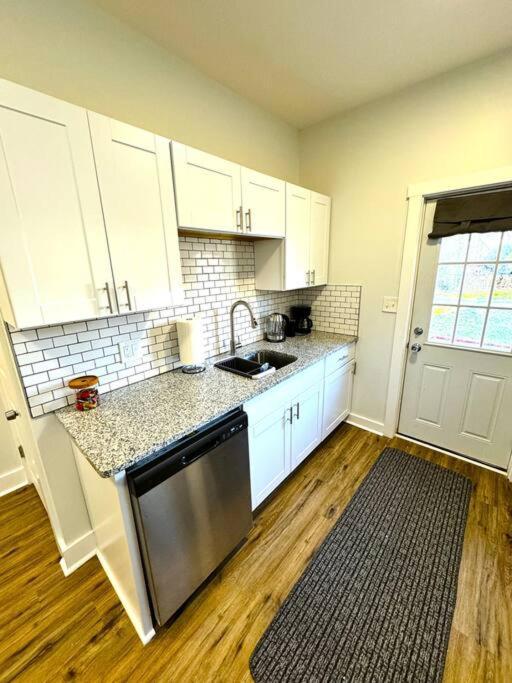 Modern Cozy Unit With King Bed Apartment Wilmington Exterior photo
